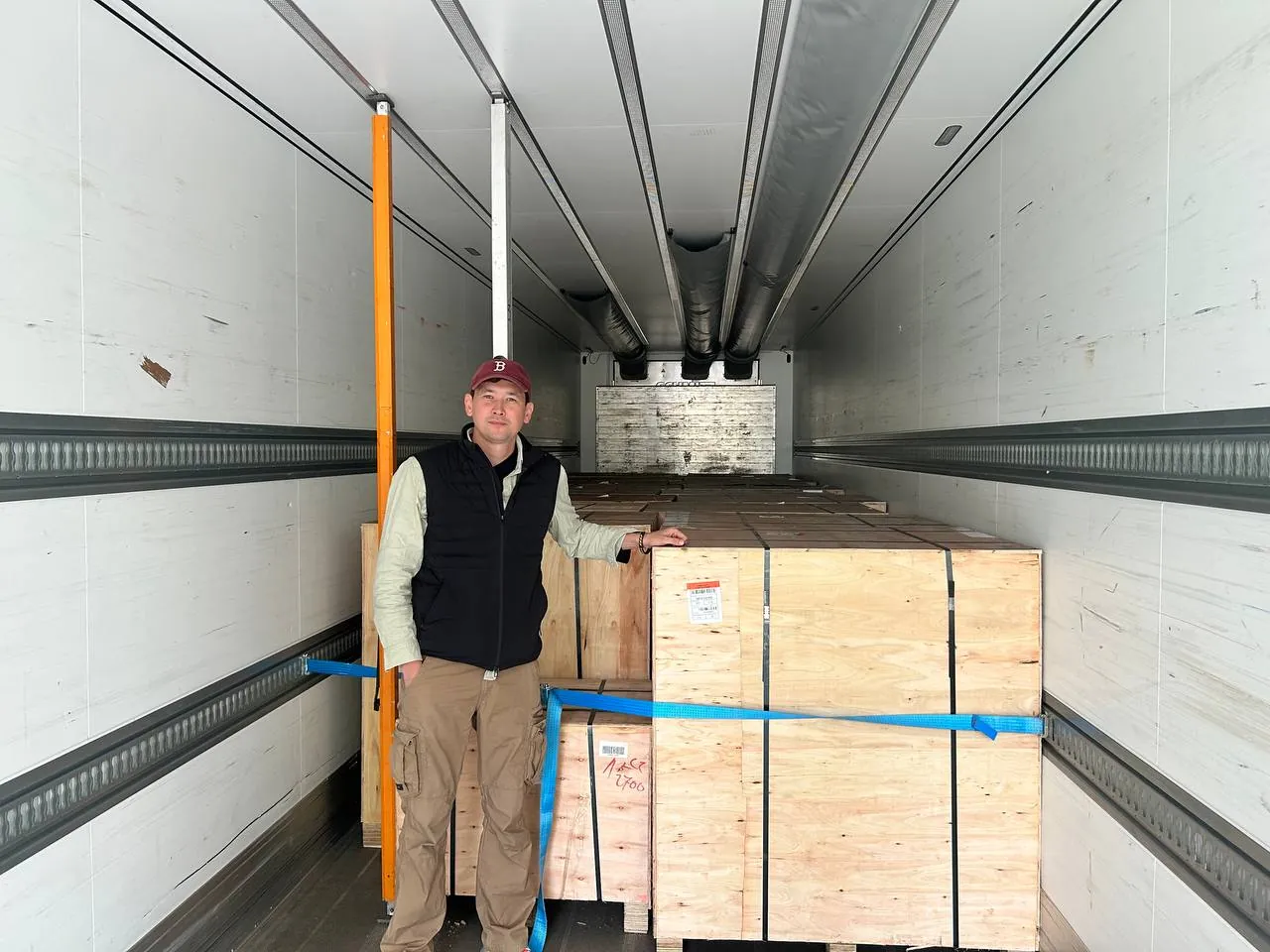 Ein Inhaber des Unternehmens Hashlabs in einem Lieferwagen mit Kisten voller ASIC-Mining-Geräte